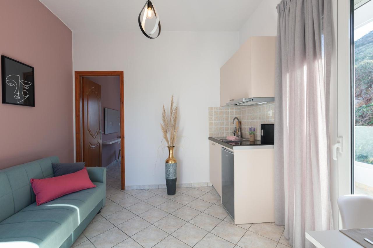 Pietra Di Mare Aparthotel Petres  Exterior photo